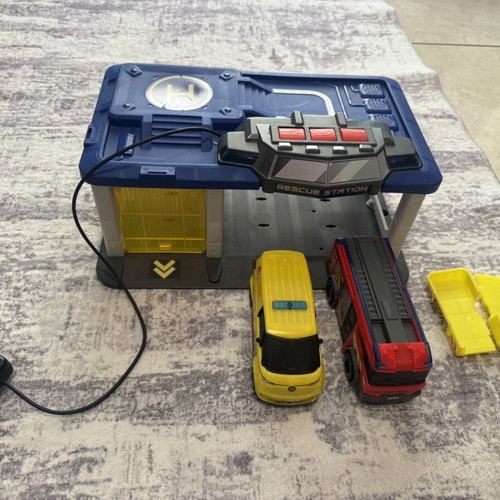 Dickie Toys S.O.S Station rescue toy set used