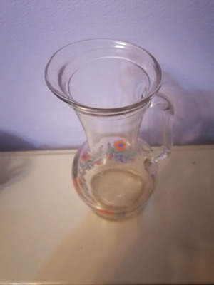 Стъклена кана употребявана за вода и вино