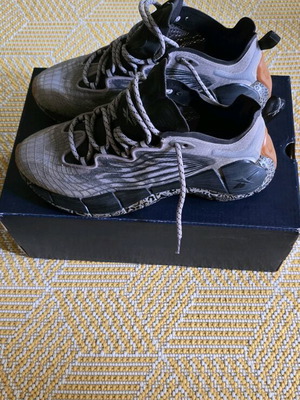 Reebok γυναικεία αθλητικά νούμερο 37 σε άριστη κατάσταση, ιδιαίτερο σχέδιο
