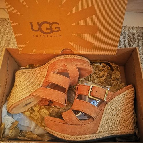 Ugg Australia wedges size 37 like new, suede tan