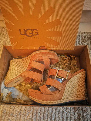 Ugg Australia wedges size 37 like new, suede tan