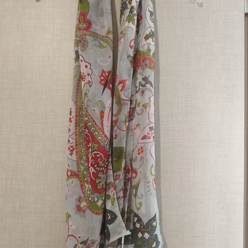 Women's scarf paisley floral pattern like new