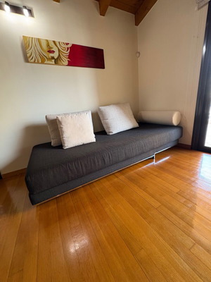 Three-seater sofa like new with adjustable backrest supports