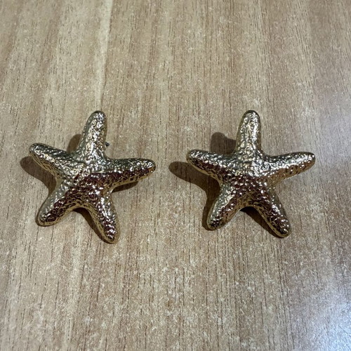H&M gold starfish earrings new with embossed design