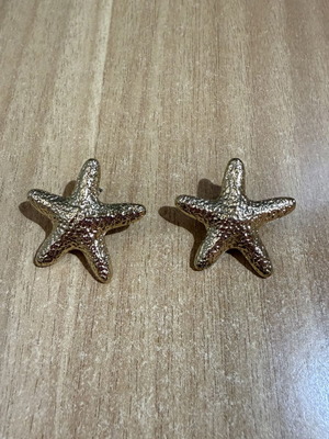 H&M gold starfish earrings new with embossed design