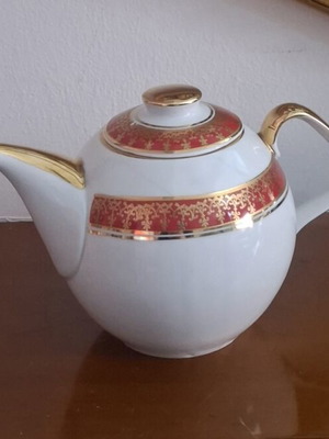 Istanbul Porcelain teapot like new, vintage style with gold details