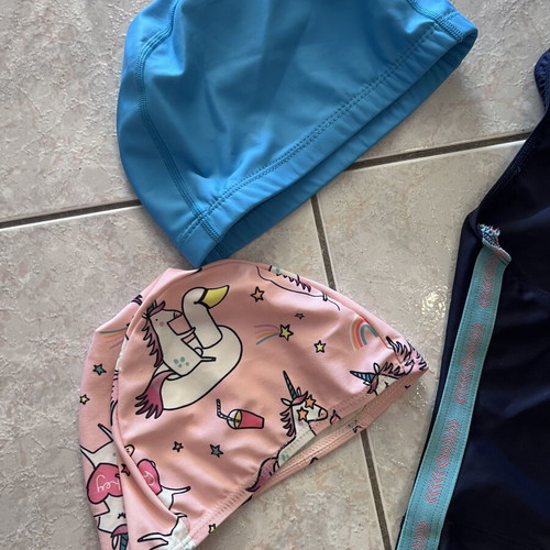 Girls' swimsuit size 4 with 2 swimming caps like new