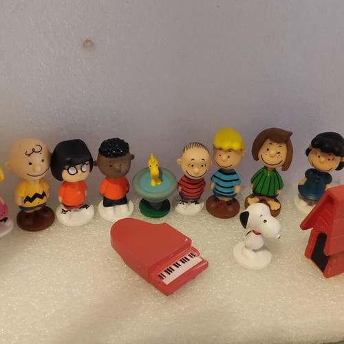 Peanuts Snoopy & Charlie Brown collectible figure set like new