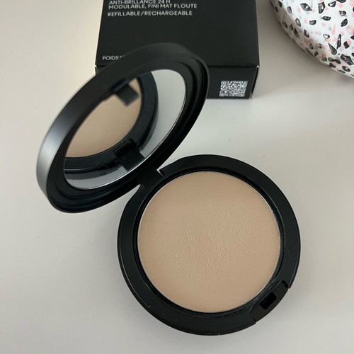 Mac Studio Fix Powder Plus Foundation like new, shade NC5