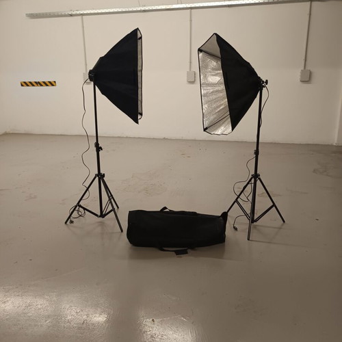 Photography studio kit like new with two tripods and 4 lamps each