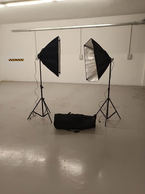 Photography studio kit like new with two tripods and 4 lamps each