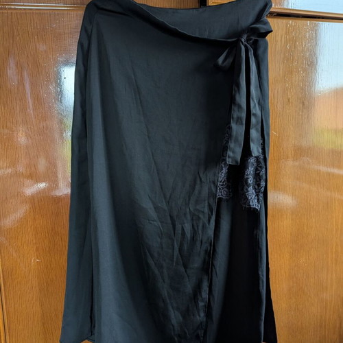 Zara skirt medium with zipper and lace inner skirt like new, black