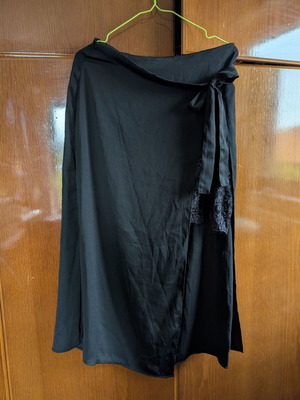 Zara skirt medium with zipper and lace inner skirt like new, black