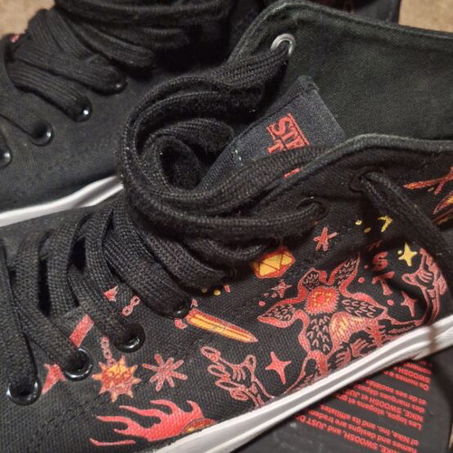 Akedo× Stranger Things Signature High Top Sneakers like new, black, size 42