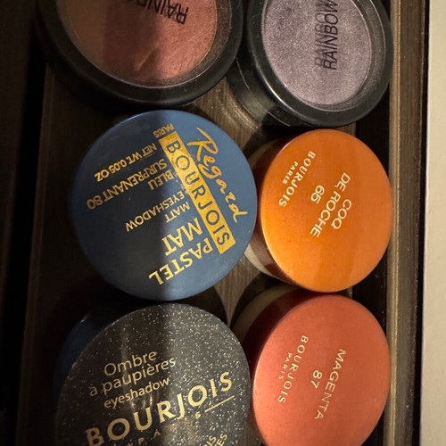 20 eyeshadows like new in various colors