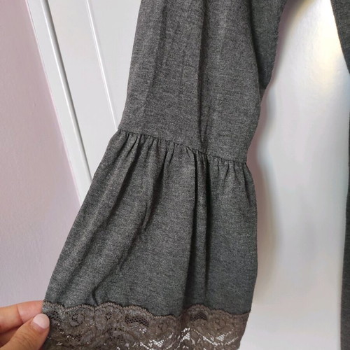 Off shoulder dress gray like new with lace and ruffles