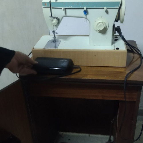 Singer 258 sewing machine like new with cabinet and table stand