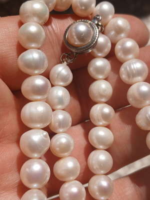 Necklace with natural pearls and metal clasp, 44 cm