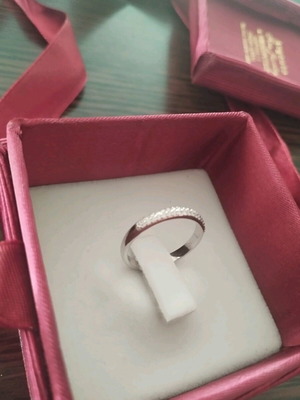 White gold 18K ring new with diamonds