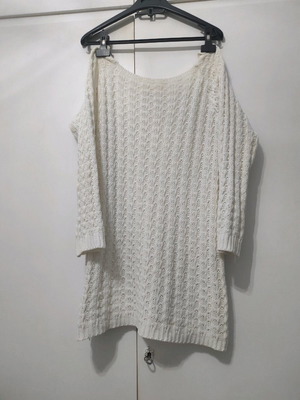 White knitted sweater in excellent condition one size