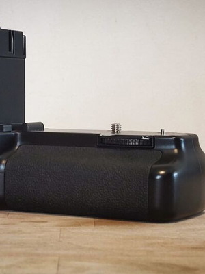 Aputure Battery Grip BP-E2 for Canon EOS 20D, 30D, 40D, 50D used with two Canon BP-511 batteries
