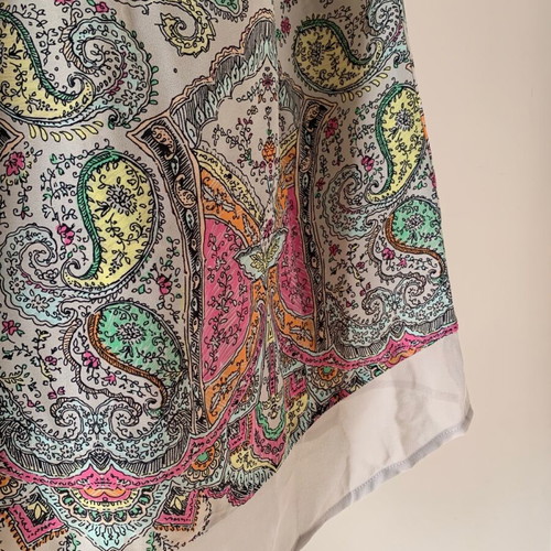 Sleeveless beige paisley top like new