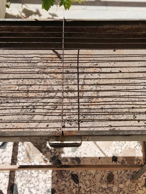 Ψησταριά γαλβανιζέ μεταχειρισμένη μικρή για κάρβουνα με βάσεις σούβλας