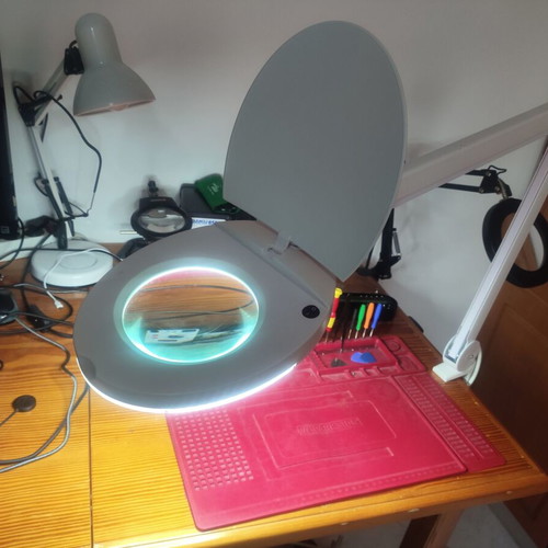 Table magnifying glass with LED light for beautician