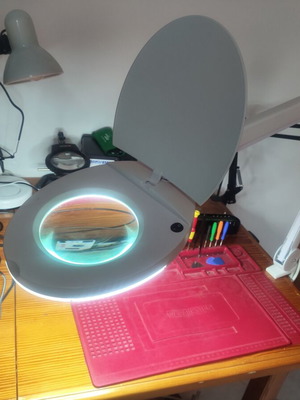 Table magnifying glass with LED light for beautician