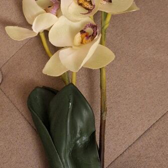 Artificial flowers set with 4 daisy stems and 1 orchid stem
