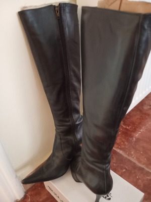 Black knee-high boots like new, size 37