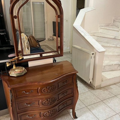 Console with mirror like new, elegant and practical