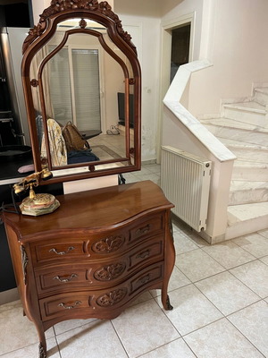 Console with mirror like new, elegant and practical