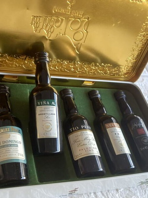 Spanish Sherry Miniatures Set new, metal box with 6 bottles 5cl