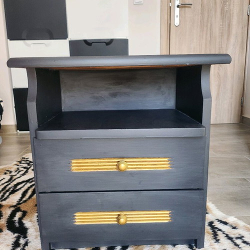 Wooden nightstand used with chalk paint in very good condition