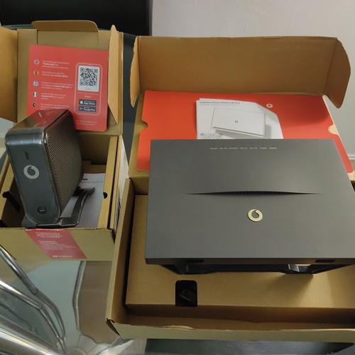 Vodafone VDSL Modem-Router H300s and Wifi Repeater 4960 Super Wifi Extender like new