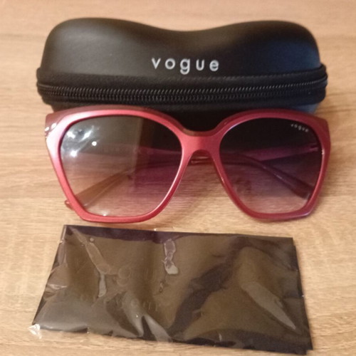 Vogue 322136 sunglasses like new, red with gold details