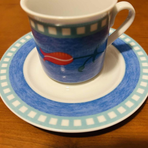 Set of 8 cups like new, 4 small and 4 large with saucers