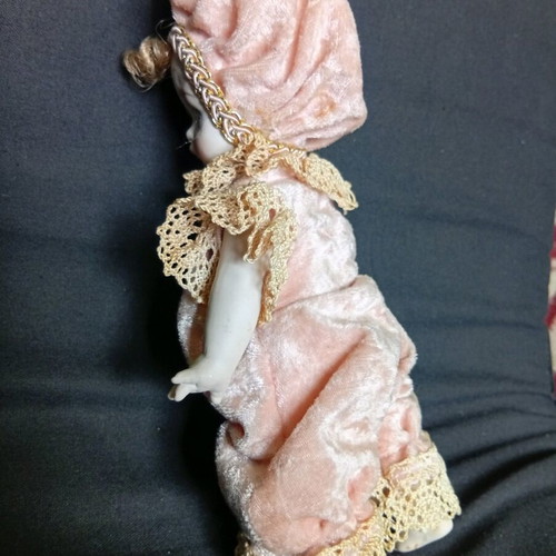 Porcelain doll like new, 21 cm