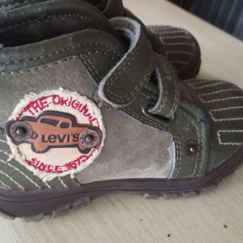 Levi's boys' boots size 26, like new, green