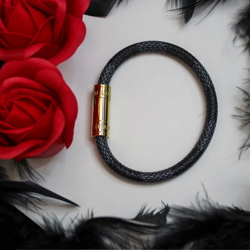 Bracelet with magnetic clasp in three colors, like new