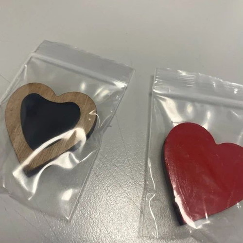 Heart-shaped magnets, wood color and red, pack of 105