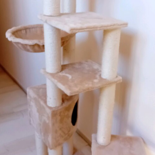 Cat scratching tree like new, 7 levels