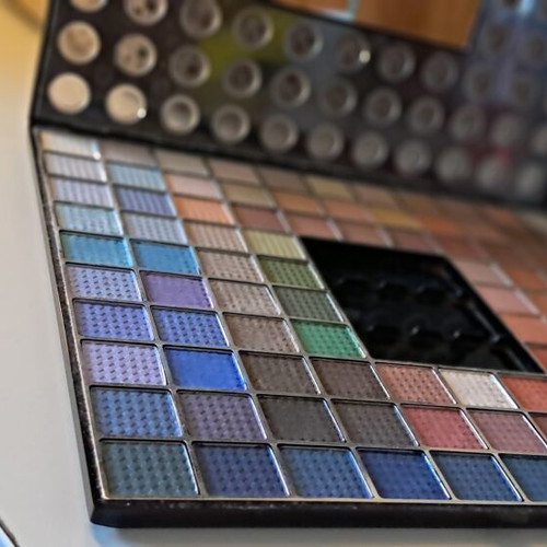 Eyeshadow palette with 98 shades like new