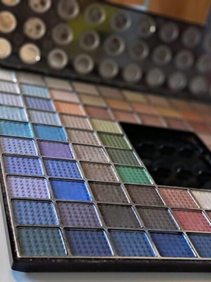 Eyeshadow palette with 98 shades like new