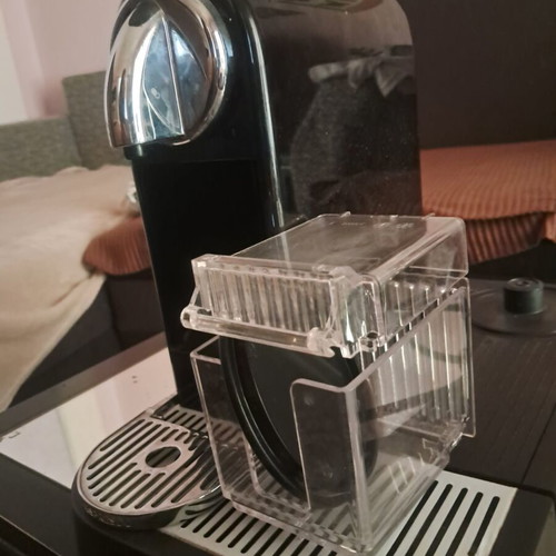 DeLongi CITIZ and Milk Nespresso coffee machine like new