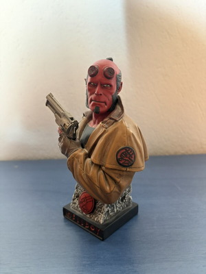 Hellboy figure like new, collectible