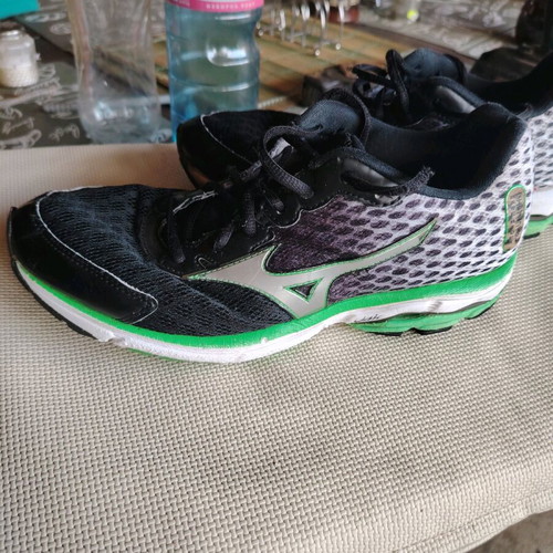 Mizuno sport shoes used, black and silver, size 40.5
