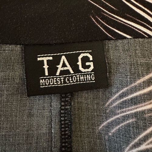 Tag pareo skirt like new, one size, black with feather pattern