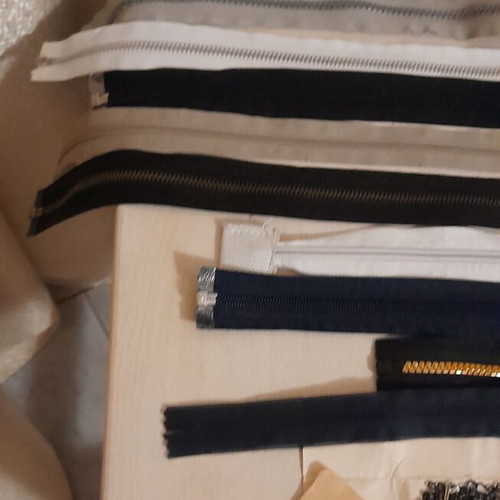 Sewing accessories and zipper set like new
